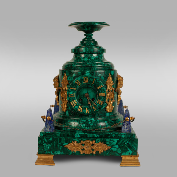 Французские каминные часы в малахитовом корпусе в стиле Наполеона III
