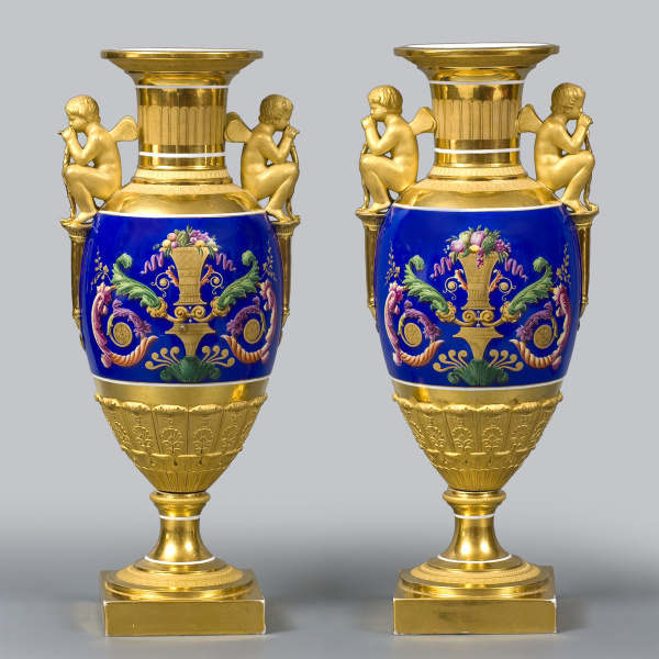 Парные вазы Императорского фарфорового завода с ручками в виде музицирующих эльфов в стиле ампир
