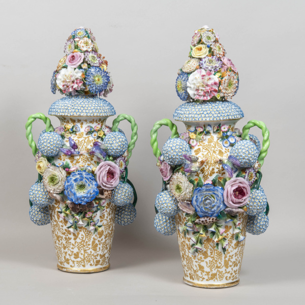 Парные вазы с рельефным декором «буль-де-неж» мануфактуры Жакоб Пети