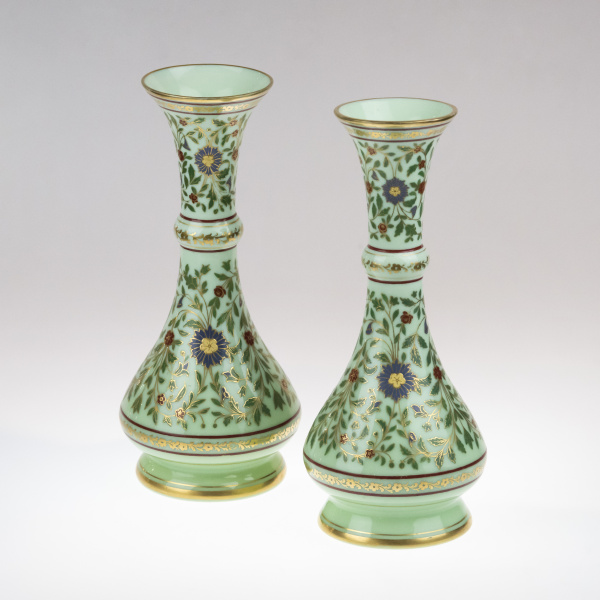 Парные вазы матового стекла в персидском стиле