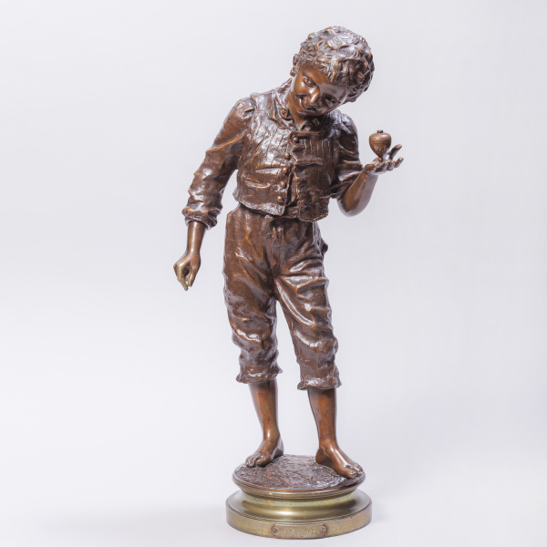Скульптура «Мальчик с волчком в руке»