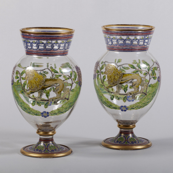 Заказные парные вазы с аллегорическим изображением львов