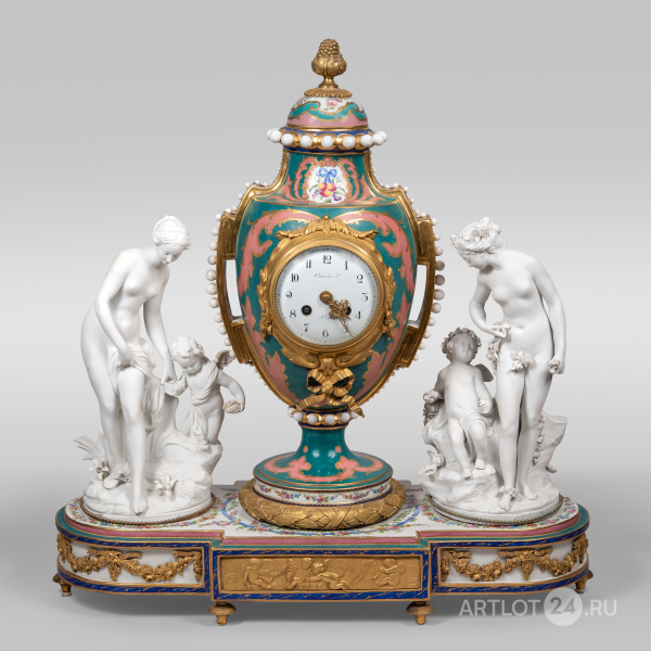 Французские каминные часы с бисквитными фигурами в стиле Севр