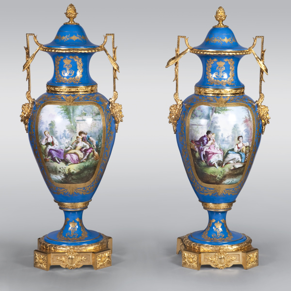 Французские парные вазы в стиле Людовика XVI с расписными медальонами «Галантный век»