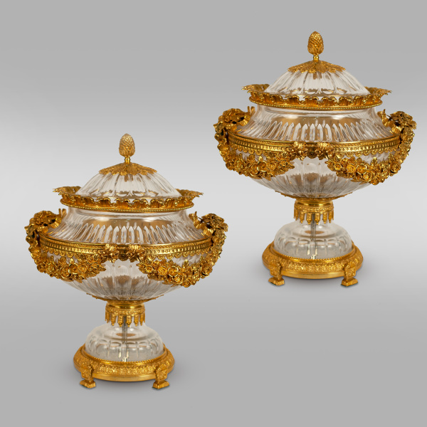 Парные декоративные вазы в стиле Людовика XVI в манере Баккара