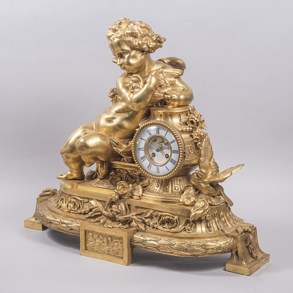 Каминные часы с фигурой Амура с открытым анкером