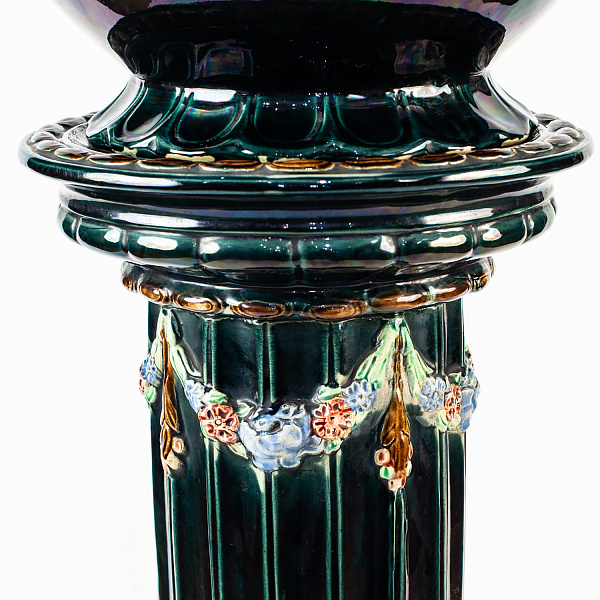 Фаянсовое кашпо на консоли-колонне с цветочным декором