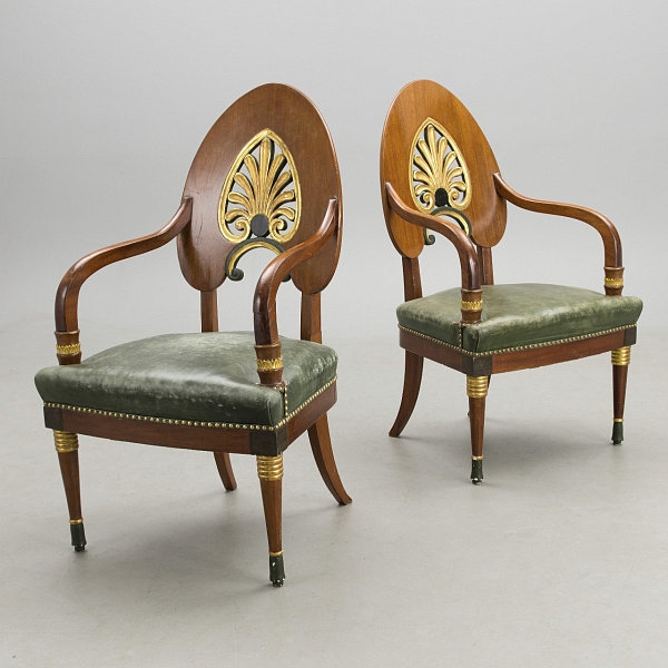Парные русские кресла со спинками подковообразной формы и прорезными элементами в виде пальметт