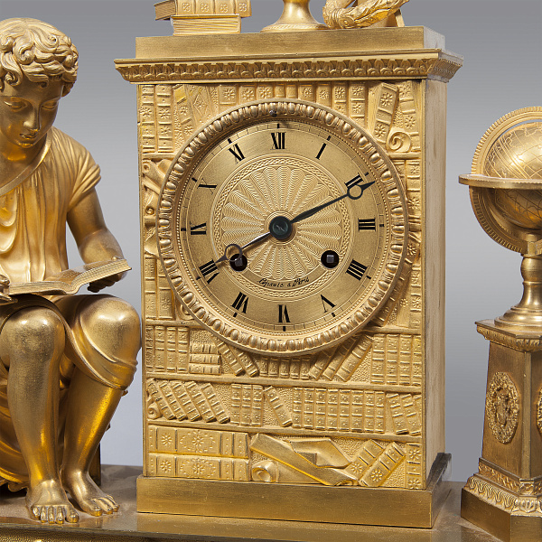 Каминные часы в стиле ампир с аллегорической фигурой Знания с книгой в руках, лампой и глобусом