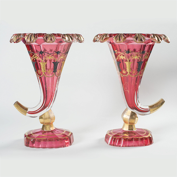 Парные декоративные ритоны рубинового стекла с цветочным орнаментом