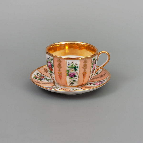 Чайный сервиз «Цветочные гирлянды» с растительным орнаментом в виде пальметт