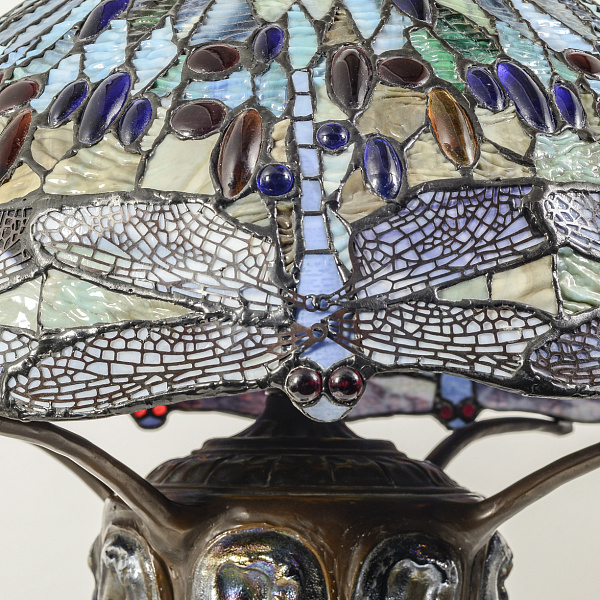 Настольная лампа в стиле Тиффани с изображением стрекоз