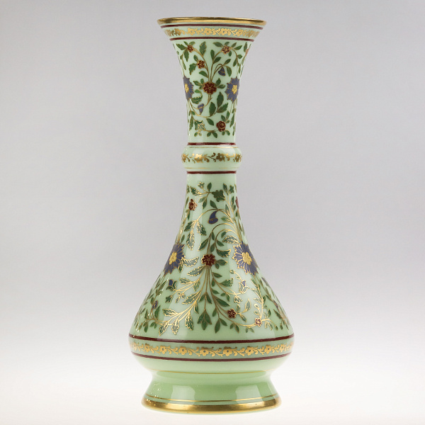 Парные вазы матового стекла в персидском стиле