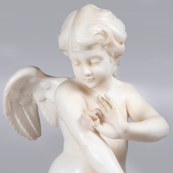 Скульптура «Амур с бабочкой на руке»