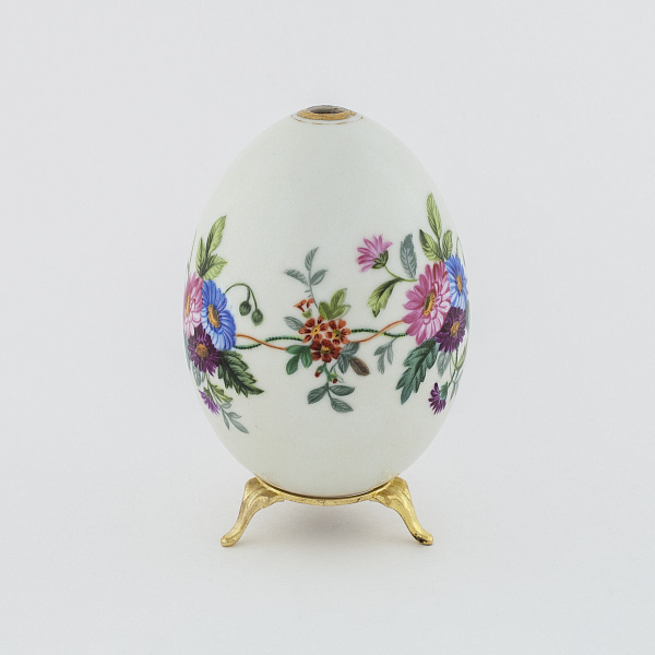 Пасхальное яйцо с изображением цветущих маргариток Императорского фарфорового завода