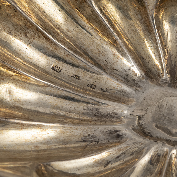 Серебряная конфетница «Пегас» с растительным орнаментом