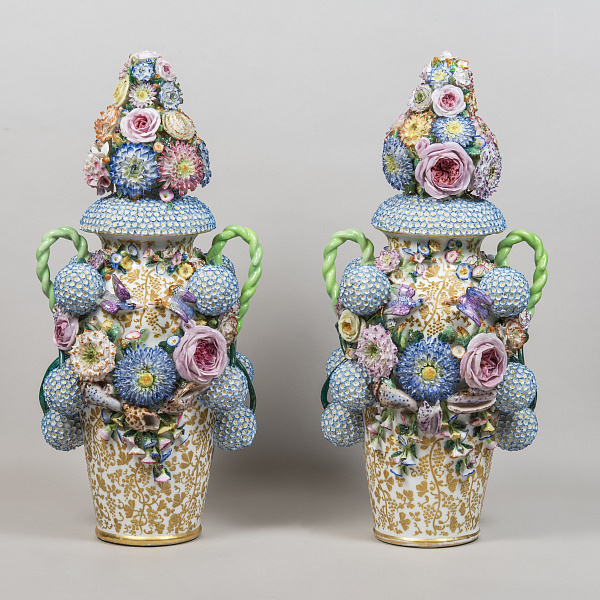 Парные вазы с рельефным декором «буль-де-неж» мануфактуры Жакоб Пети