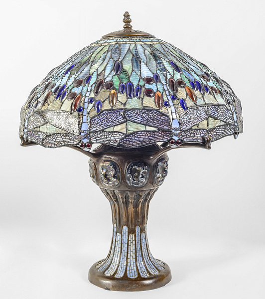 Настольная лампа в стиле Тиффани с изображением стрекоз