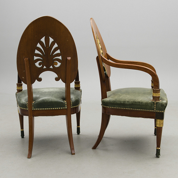 Парные русские кресла со спинками подковообразной формы и прорезными элементами в виде пальметт