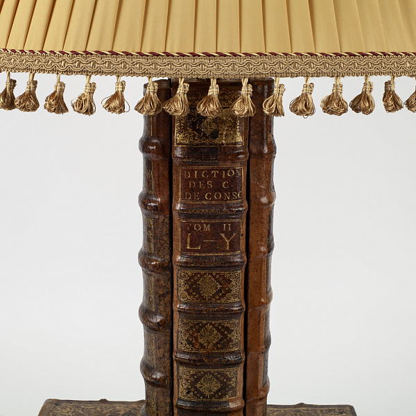 Настольная лампа в виде старинных книг