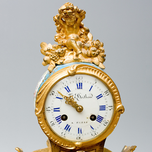 Французские каминные часы с подсвечниками с стиле Севр