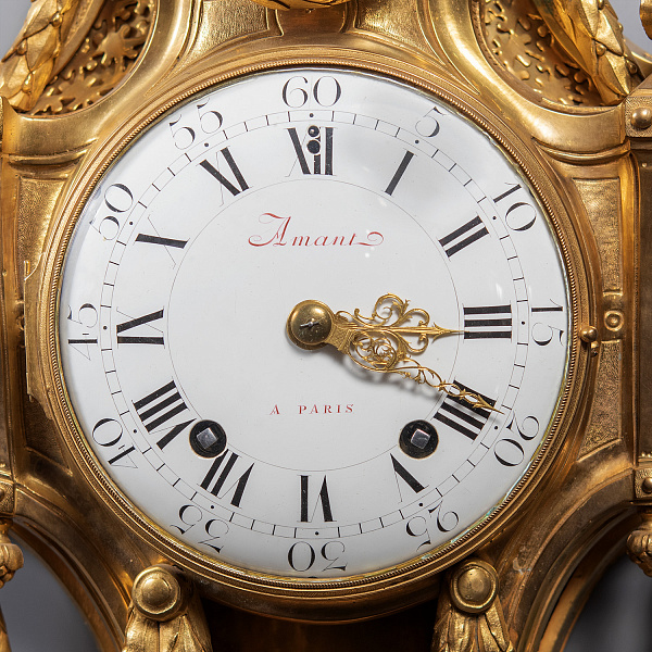 Часы-картель с фигурным корпусом в стиле Людовика XVI