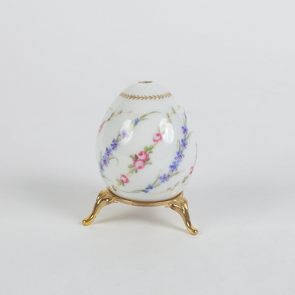 Пасхальное яйцо с изображением цветочных гирлянд и лаврового венка. Императорский фарфоровый завод