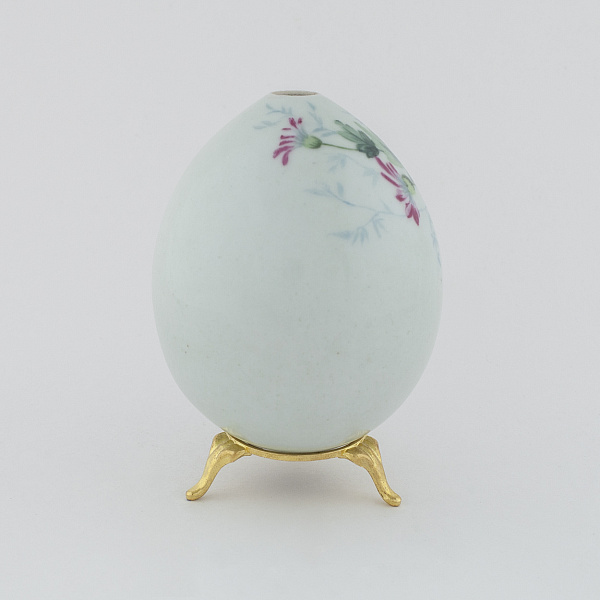 Пасхальное яйцо с изображением цветущих хризантем
