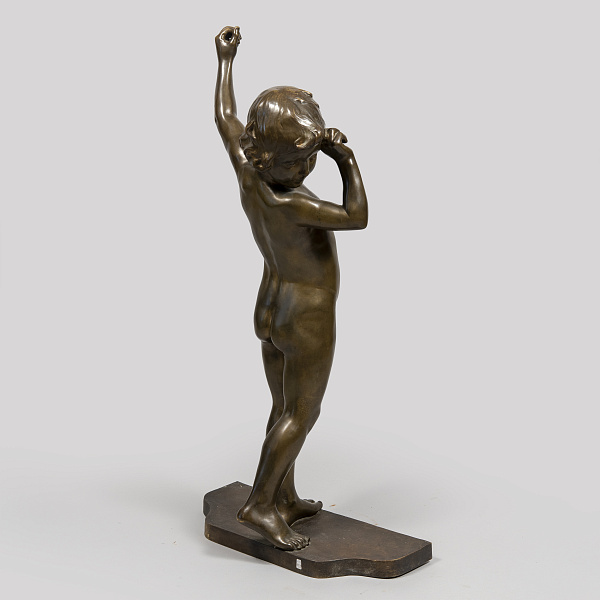 Скульптура «Ребенок, укрывающийся от солнца»