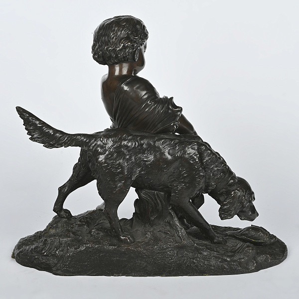 Французская скульптура «Ребёнок, удерживающий охотничью собаку»