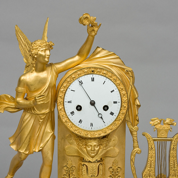 Французские кабинетные часы «Амур-победитель с кифарой»