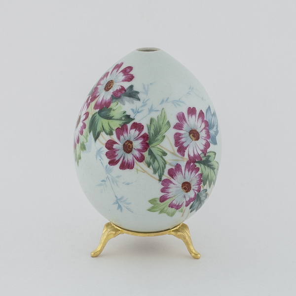 Пасхальное яйцо с изображением цветущих хризантем