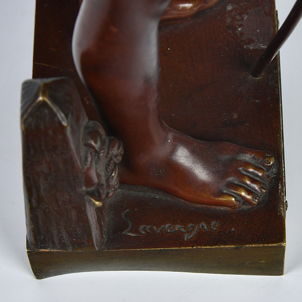 Скульптура «Юный рыбачок с удочкой»