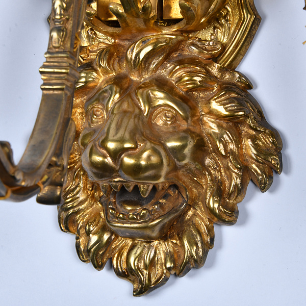 Парные французские бра с львиными маскаронами в стиле «третье рококо»