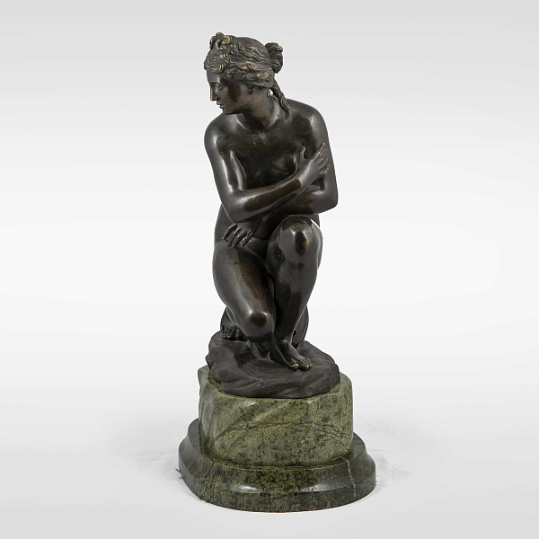 Кабинетная скульптура «Венера, сидящая на корточках»