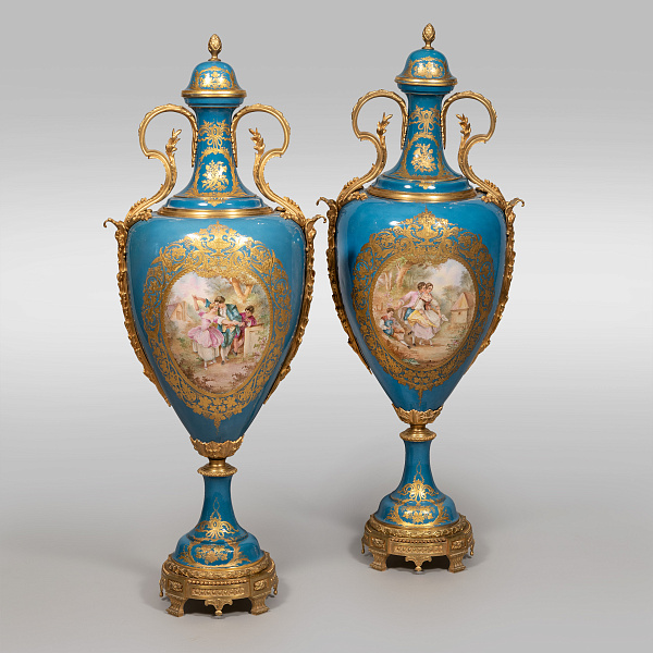 Парные вазы с живописными медальонами «Галантные дамы и кавалеры» и фигурными ручками