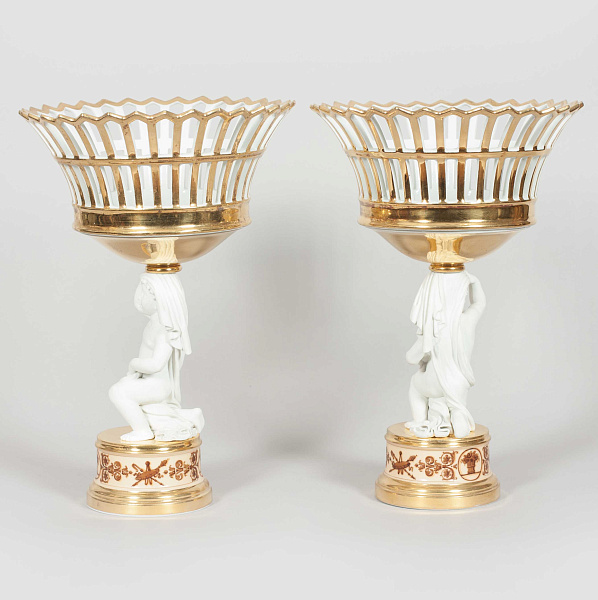 Декоративные вазы-фруктовницы с коленопреклоненными фигурами, держащими ажурные чаши в виде корзин