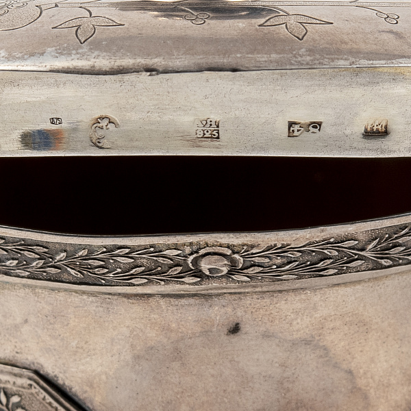 Серебряная кружка с крышкой с античными сюжетами мастерской Петра Мюллера